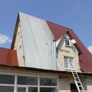 Покраска кровли коттеджа