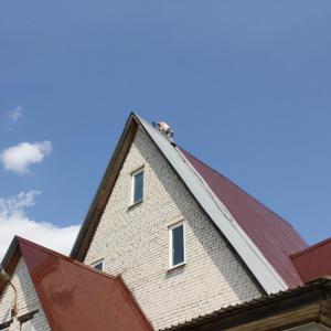 Покраска кровли коттеджа
